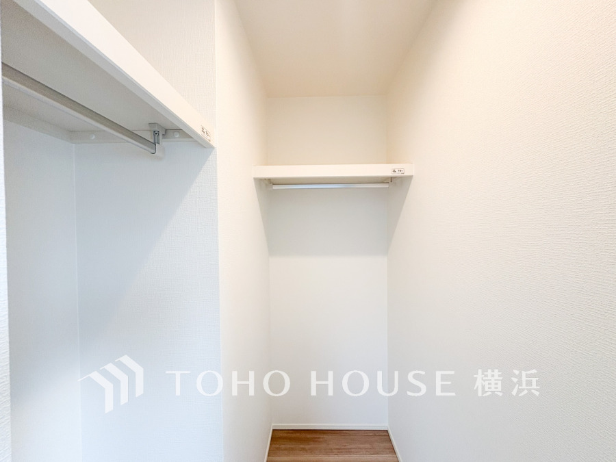 【WIC】洋服やバッグなどかさばる物を大量に収納できます。タンスなどの収納家具を置かずに済むので、お部屋を丸ごと使えてスッキリ♪