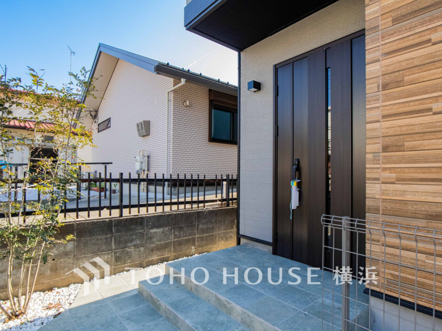 お客様をお迎えする玄関は落ち着いた雰囲気。帰り着くたびに洗練されたテイストの空間に迎えられ誇りと喜びを感じる玄関まわりです。