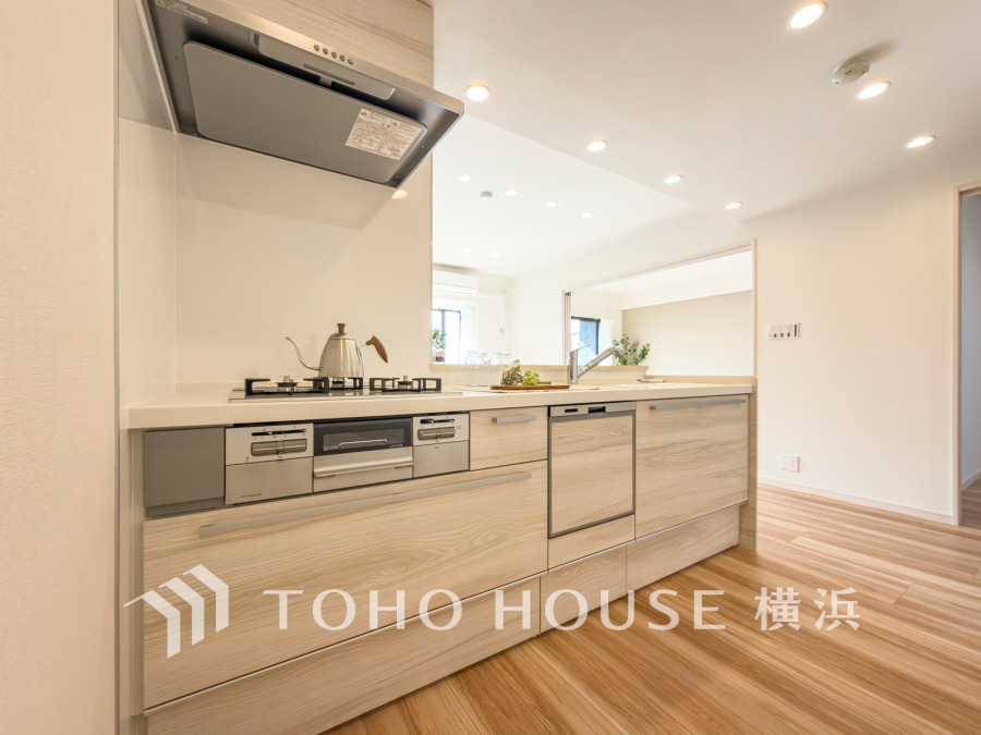 ご家族みんなで調理ができる位のスペースを実現したキッチン空間となっております。みんなで作った料理を召し上がりながらの会話は、どのような物になるのでしょうか。