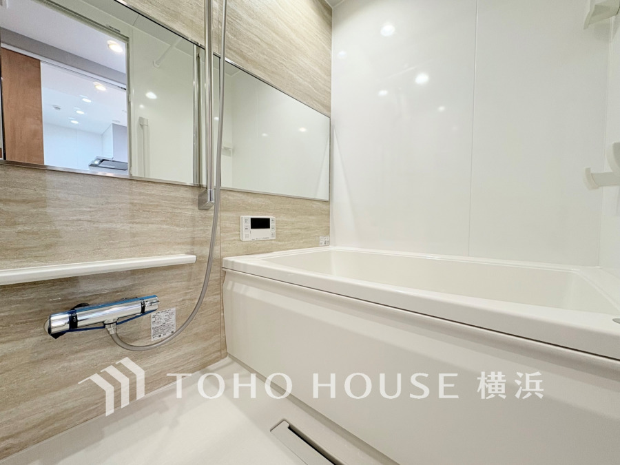 スタイリッシュで清潔感のある浴室。ゆったりとした浴槽で一日の疲れを癒せる快適な空間です。