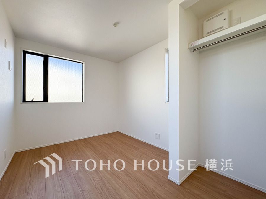 穏やかな風と陽光を導き、プライバシーに配慮された設計プランを採用し、居住性を一段と心地よいものにしています。明るく開放的な空間を演出しております。