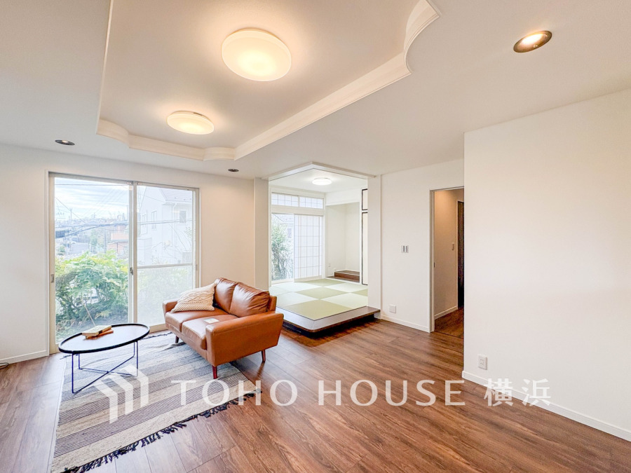 リビングは、家族と共有する生活圏。小上がりの和室を設けた明るく開放的な空間です。
