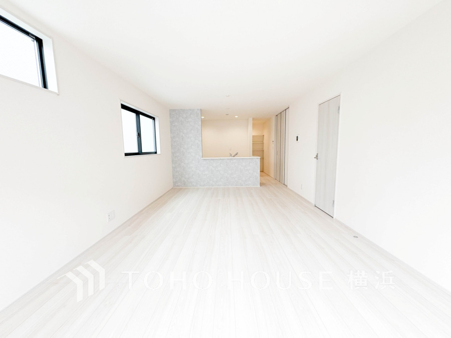 光と風が溢れる開放的なリビングダイニングには自然と家族みんなが集まってきます。明るく穏やかな空気の中で飲んだり、食べたり、笑ったり。