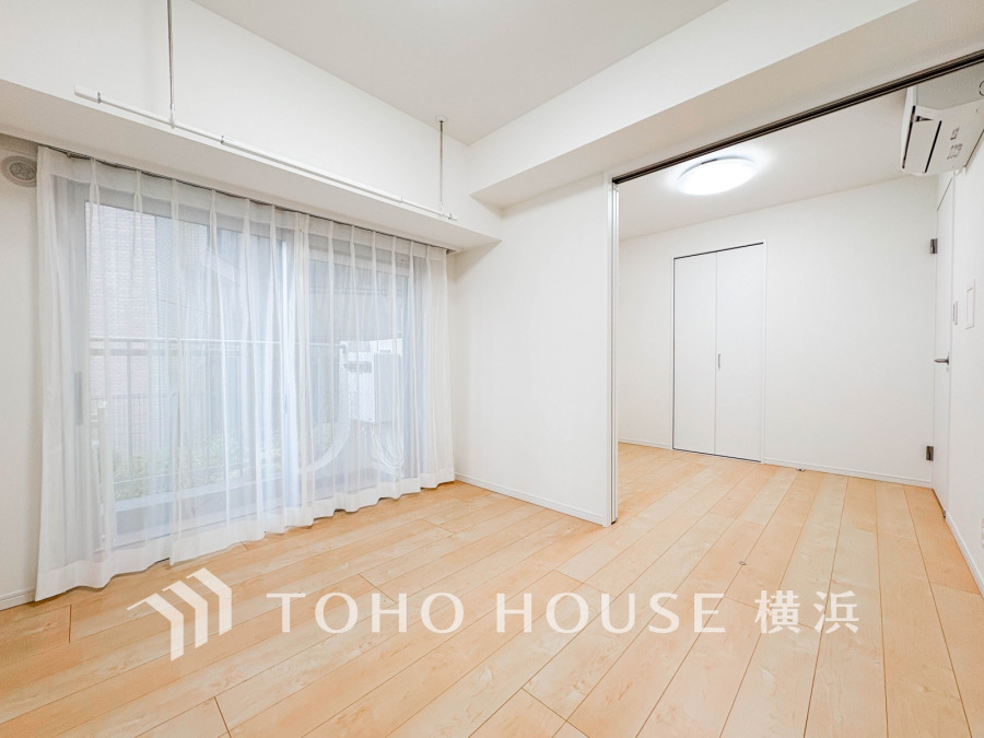 引き戸を開放して隣室と一体利用も可能です。便利なホスクリーンも完備。