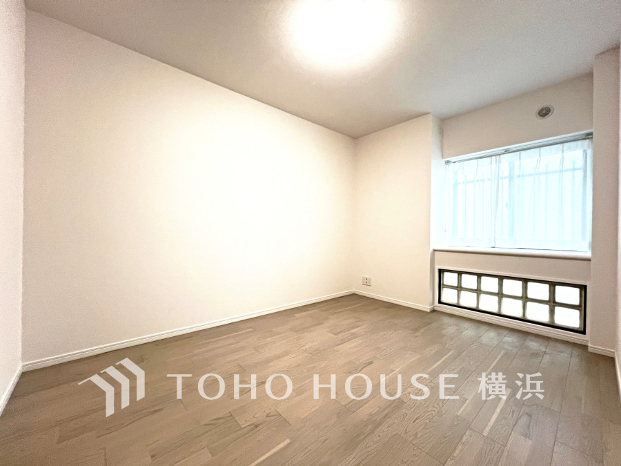 大きな窓からたっぷりと陽光が注がれる明るい空間。家族の成長に対応できる永住仕様の間取り。時を忘れて過ごす場所として過ごせるお部屋。