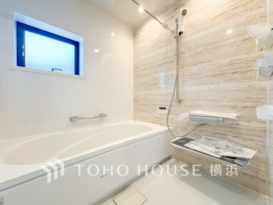 上質が感じられるカラーリングで、清潔な空間美を実現。一日の疲れが癒される優雅なバスタイムを堪能できるゆとりあるバスルームです。