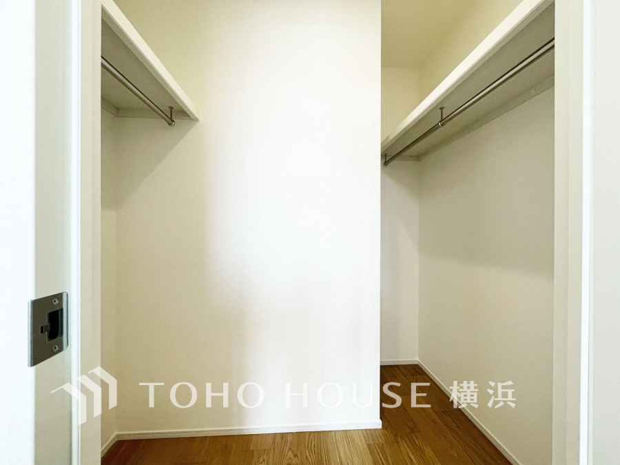 たっぷりとした収納スペース・ウォークインクローゼット。その収納力は是非ご自身の目でお確かめください。冬物のコートやスーツなど、大切なお洋服を皺なく収納できます。
