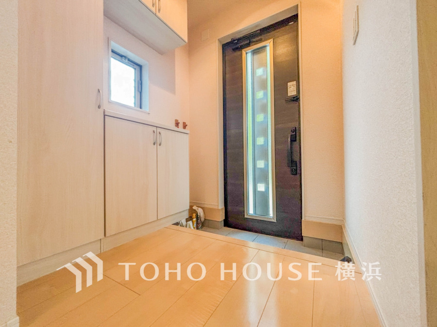 お客様をお迎えする玄関は落ち着いた雰囲気。帰り着くたびに洗練されたテイストの空間に迎えられ誇りと喜びを感じる玄関まわりです。