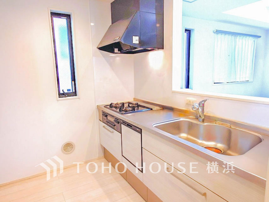 使い勝手の良い設備のキッチンで効率よくお料理もできます。食する料理に家族が舌鼓を打ち自然と笑いが絶えない空気感がそこに広がります。自慢の腕をふるってください。