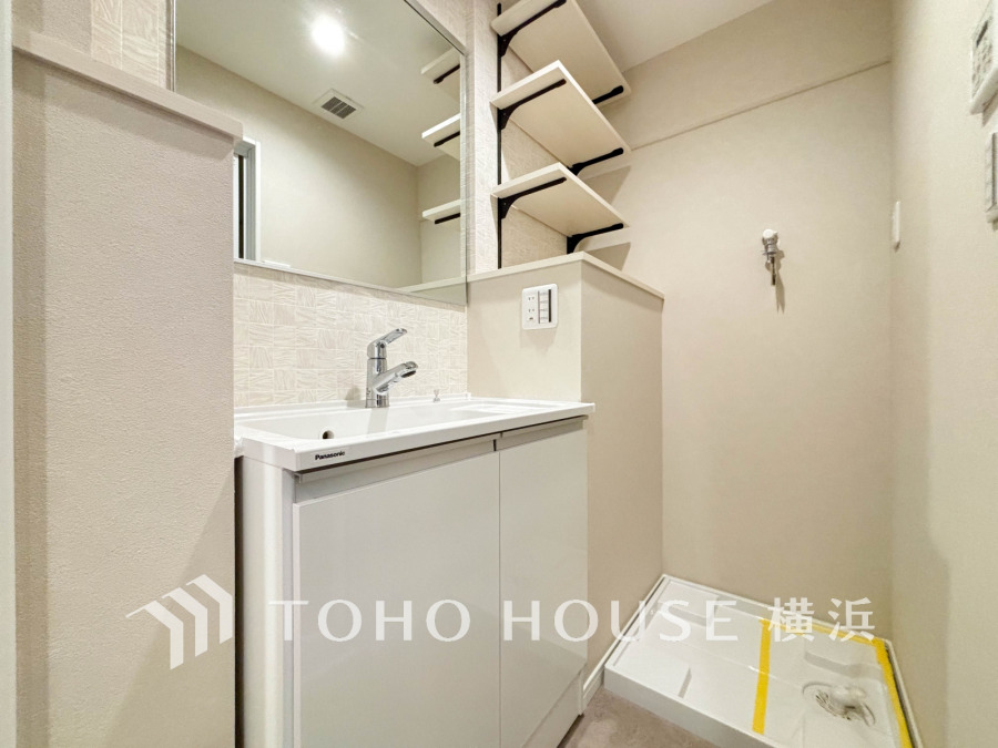 新規交換された洗面化粧台は美しく使いやすい機能が備えられています。