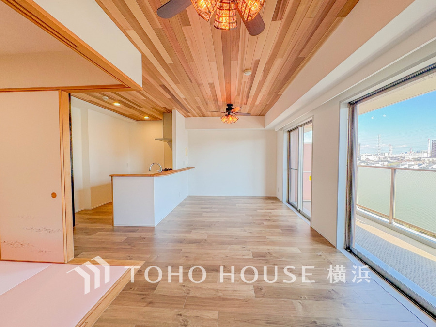 広々としたリビングダイニングは、シックでモダンな内装。落ち着いた雰囲気に包まれて、伸びやかな空間の中で、ゆったりと家族団らんのひとときを過ごせます。