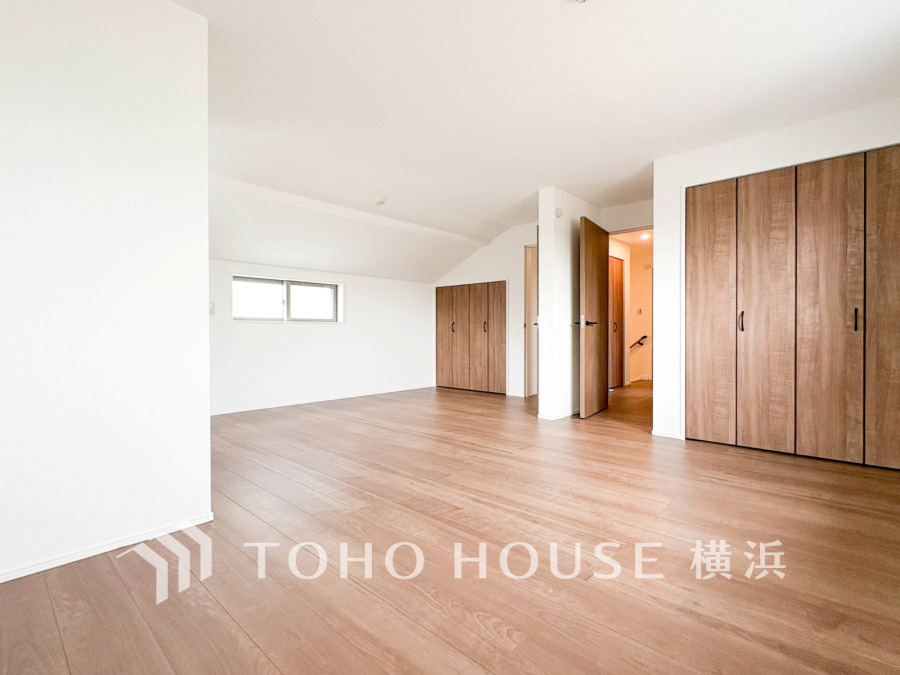将来的に間仕切りを設けて2部屋に分けることができます。5帖と5.5帖の2部屋は、それぞが収納と窓のある快適なプライベート空間に。
