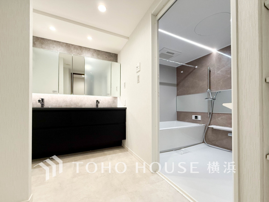 清潔感のある洗面＆バスルーム。多彩な機能が備えられたリフレッシュ空間です。洗面室にはダブルボウルの洗面台を設置。
