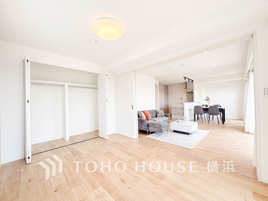 大きな窓からたっぷりと陽光が注がれる明るい空間。家族の成長に対応できる永住仕様の間取り。時を忘れて過ごす場所として過ごせるお部屋。