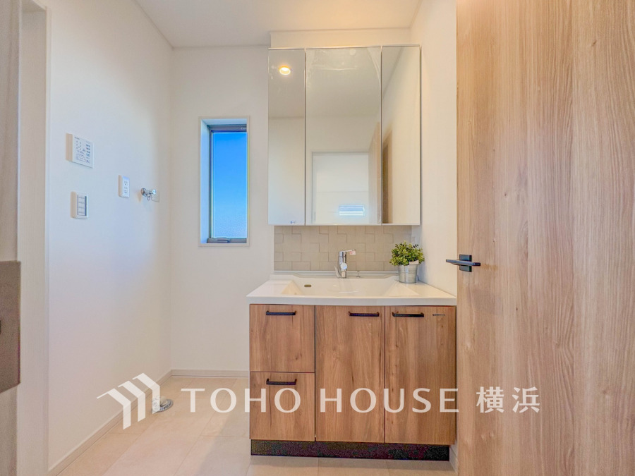 使いやすい機能が備えられた清潔感溢れる洗面空間。収納も充実しています。
