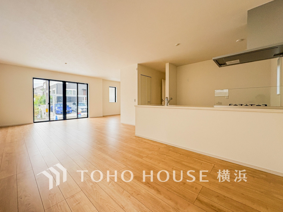 あたたかな光で満たされた開放的なLDKは、ゆとりの23.5帖。楽しい会話も和やかな団欒もここから。健やかな家族の未来を楽しく育む空間。