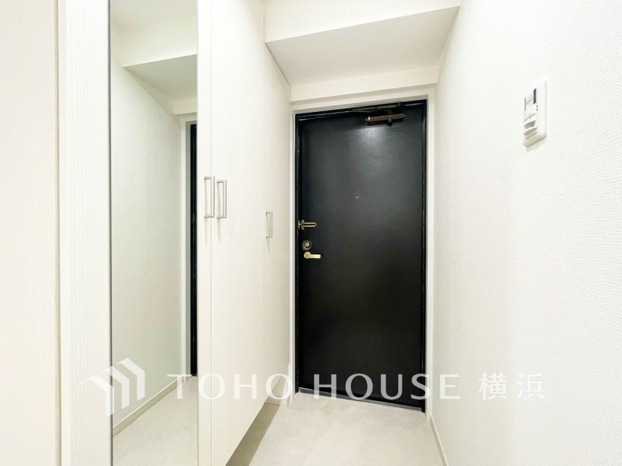 玄関には、お出かけ前の身だしなみチェックに便利な大型のミラーのついたシューズボックスを設置。
