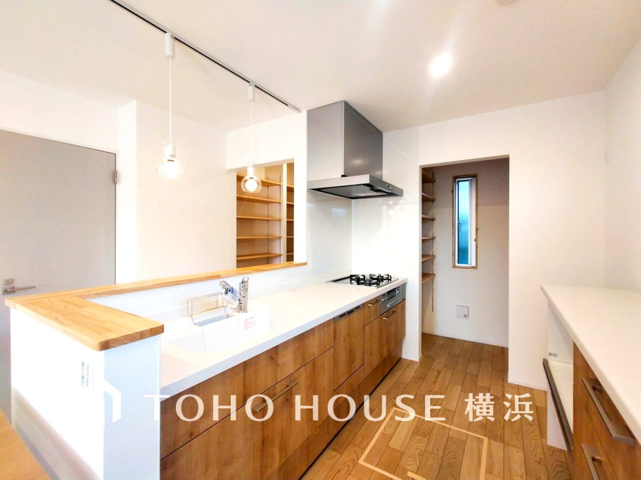 機能性とデザイン性にすぐれた美しいキッチン。インテリア性も高いカップボードが配置されており、効率的な家事動線と奥のパントリーとの繋がりも含め、豊かな収納力が備えられています。 