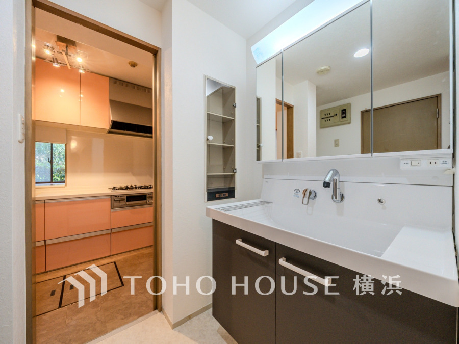 使いやすい機能が備えられた洗面空間。キッチン隣接で家事動線も良好です。