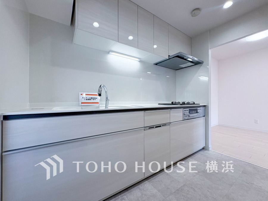 誰もが使いやすいデザインにこだわったキッチン。プライベートスペースを彩るインテリアとしての美と、快適な日常を支える機能性と強さがひとつになったキッチンです。