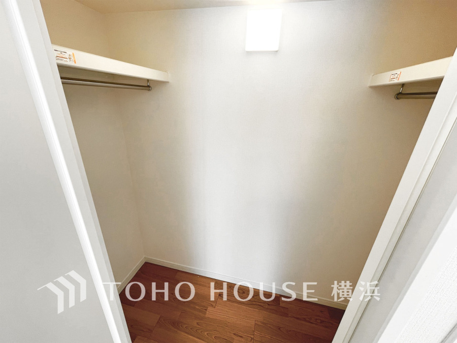 たっぷりとした収納スペース・ウォークインクローゼット。すべての居室に設置。その収納力は是非ご自身の目でお確かめください。