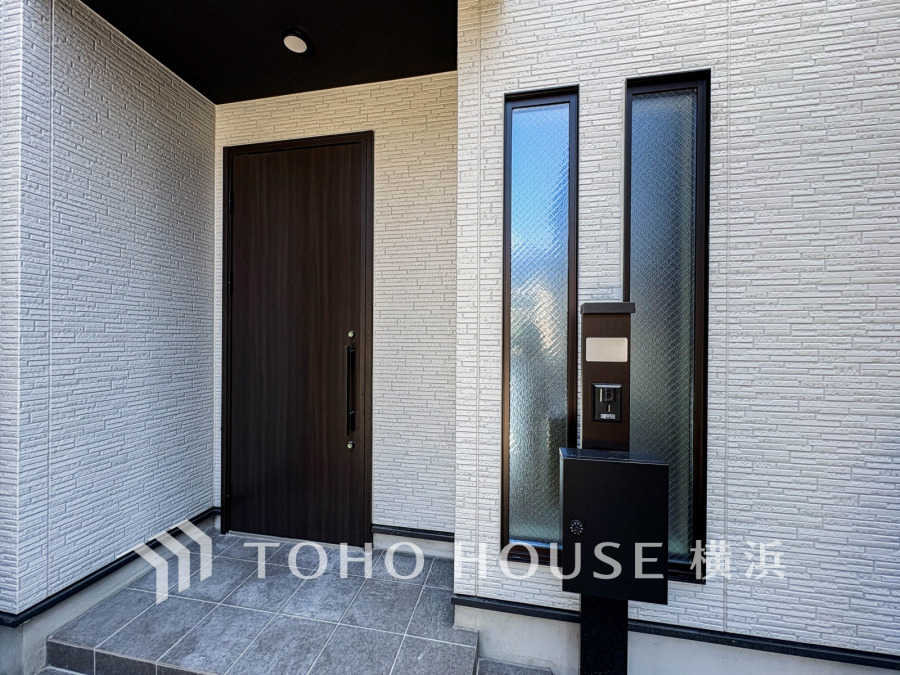 住む人を映し出す洗練された佇まいは、いつまでも輝き続けながらいつしか街の風景に溶け込んでいきます。