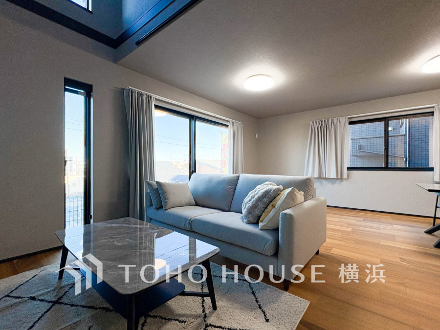 開放感あふれる吹き抜けと大きな窓で、明るく風通しの良いリビング空間を実現しています。