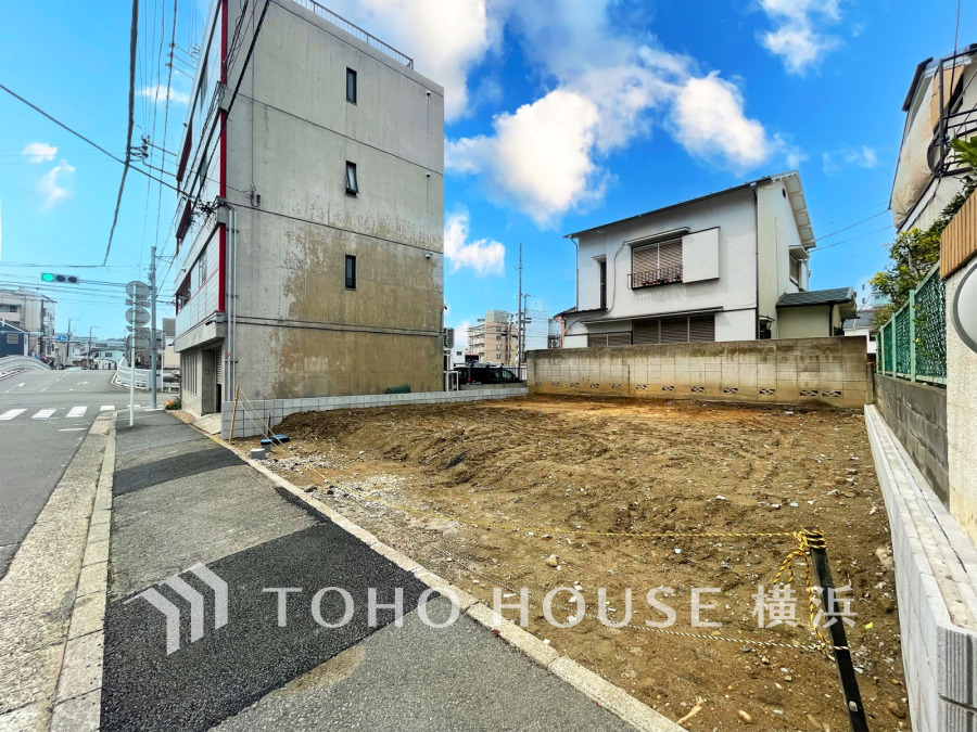 ゆったり11.1ｍの道路に面し開放感があります