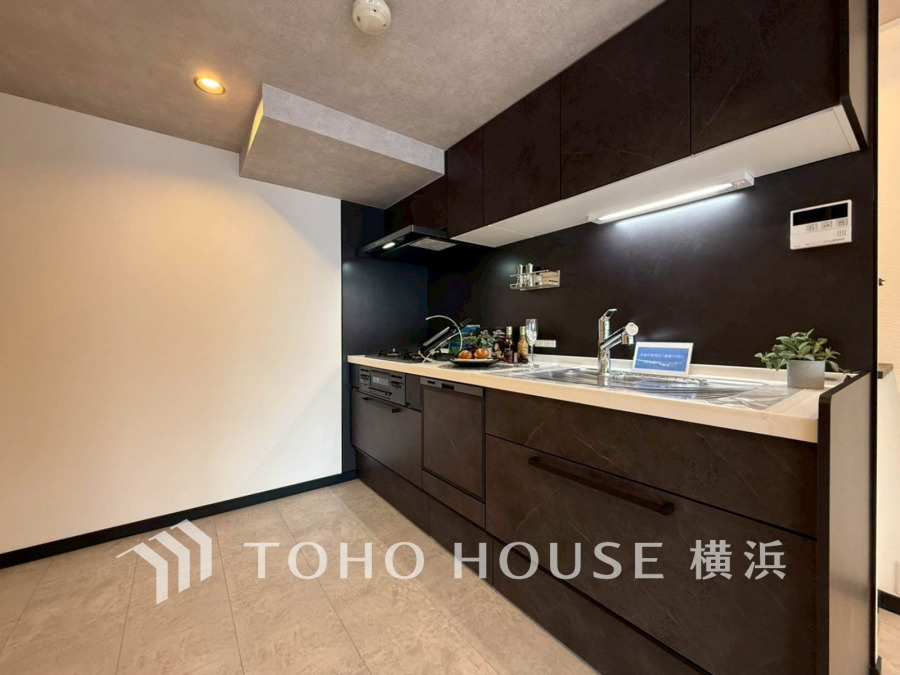 家事動線やリビングとのつながりに配慮し、食事の準備や片付けなどの家事を楽しくするキッチンスペース。