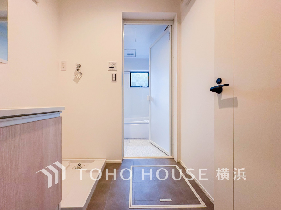 清潔感あふれる洗面スペース。シンプルなデザインで使いやすく、浴室へもスムーズにアクセスできます。