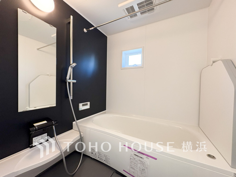 ◆質感が奏でる時間◆心落ち着く時間へ導くシックなカラーのパネルと流麗なデザインの高級感を感じる浴室。疲れを癒す場所だからこそ、心も体もオフになる時間を。