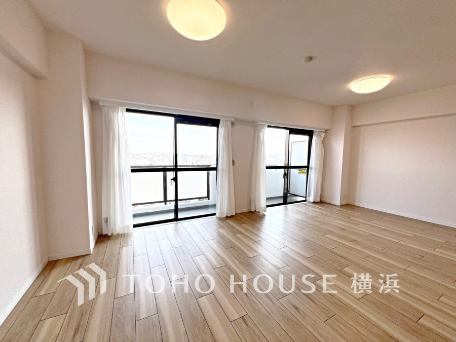 明るく開放的な空間が広がるLDK。室内には豊かな陽光が注ぎ込み、爽やかな住空間を演出。
