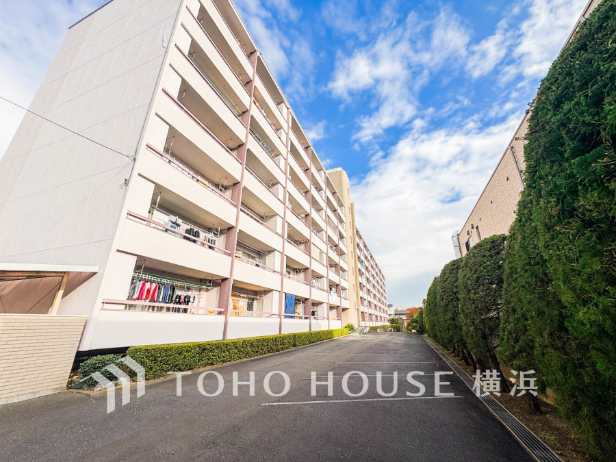 陽当たり良好な7階建てマンション。広々とした敷地内で落ち着いた住環境が魅力です。