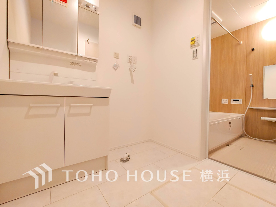 一日の始まりと終わりを心地よく演出し、多彩な機能が備えられたパウダールーム。心地よいリフレッシュ空間。清潔感ある洗面台は、身だしなみチェックや肌のお手入れに。