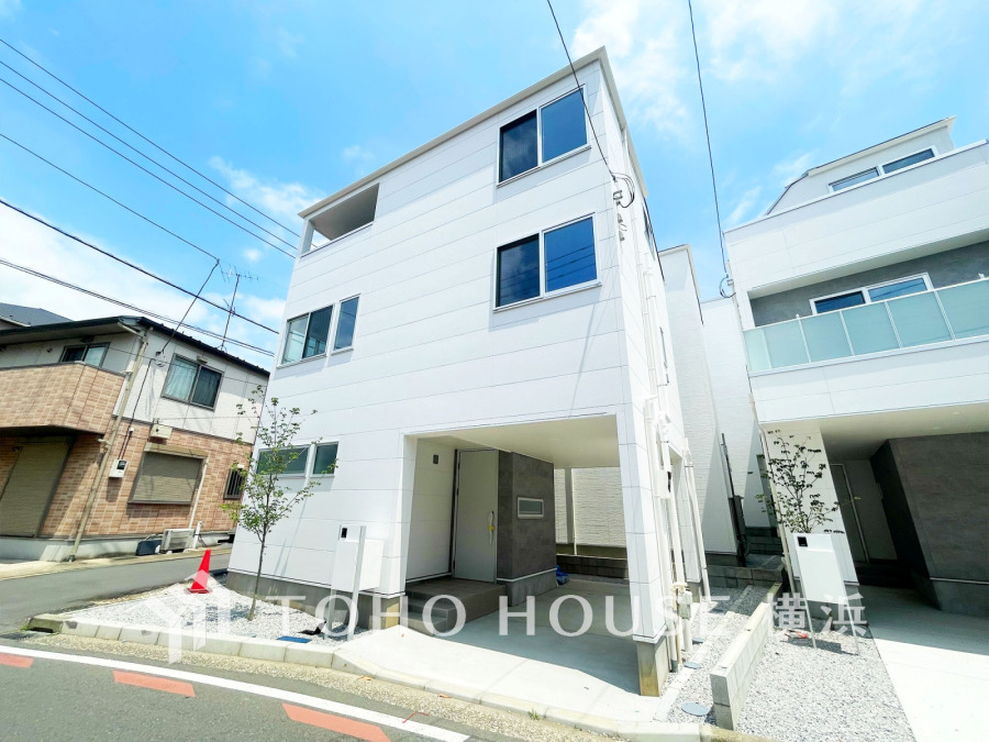 白を基調としたスタイリッシュな佇まい。ゆとりある住空間を確保した都市型3階建てのお住まい。
