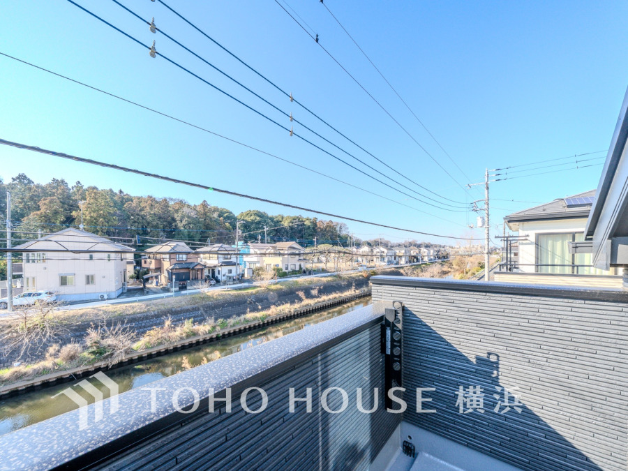 川沿いの静かな環境と開放感あふれるバルコニーで、穏やかな暮らしを実現できます。