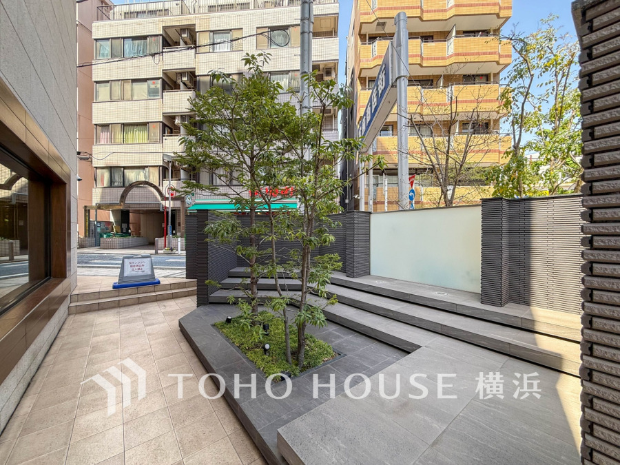 植栽の位置や開放的なエクステリアも含めて美しくトータルにデザインされています。時間のゆとりと空間、爽やかな陽光がもたらす光と風を贅沢なまでに感じる暮らしが始まります。