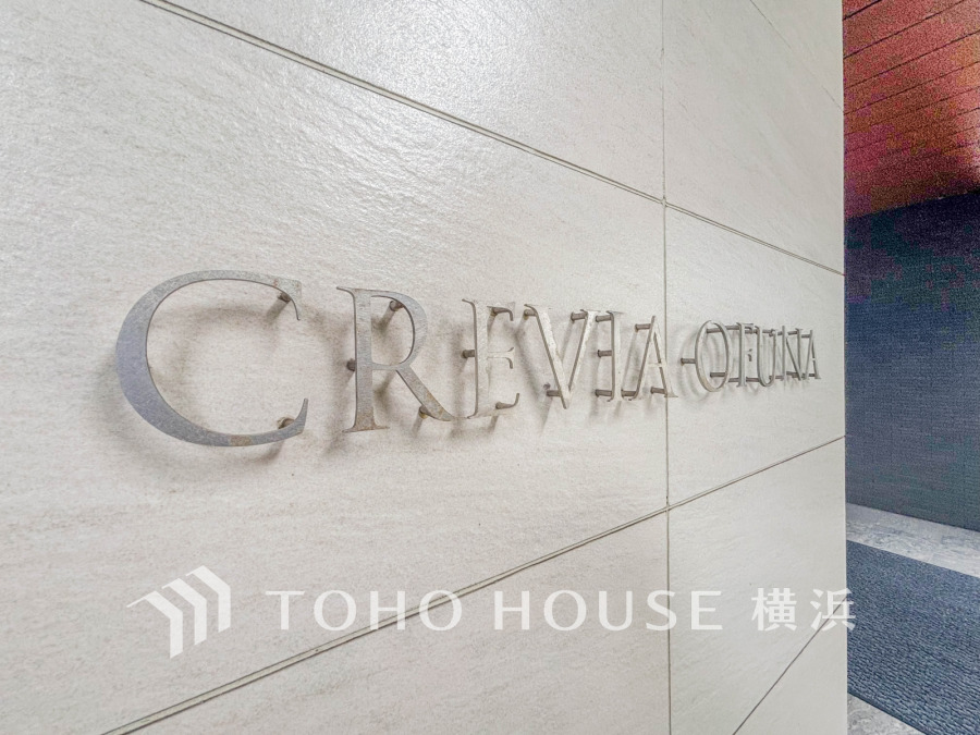 穏やかな街並みに調和しながら光放つ、シンプルで上品な佇まい。青い空と降り注ぐ太陽の光がよく似合う外観です。