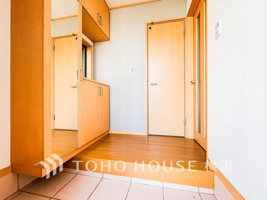 ご家族の帰り、訪れる方を優しく迎え、やすらぎに満ちた生活空間を予感させる。健やかな暮らしを楽しめそう。