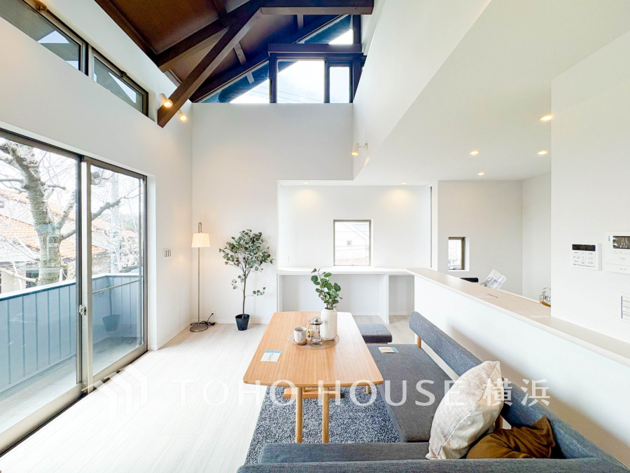 柔らかな光が広がり、デザインされた美しい内装が織り成す家族の集う場所。楽しい会話やさまざまな時が織りなすご家族の時間が丁寧に紡がれていく大切な空間。