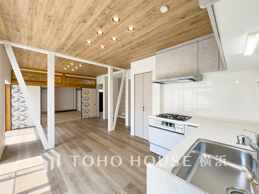 リビングは、家族と共有する生活圏。和室が隣接しており、明るく開放的な居住空間を提供します。