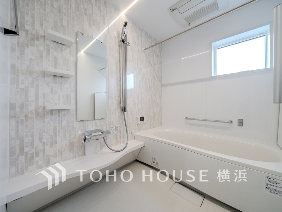 1日の疲れを取り心身を癒すことができる住まいの中のリラクゼーション空間、バスルーム。心からゆったりと寛いでいただけるよう、柔らかな色合いで仕上げています。