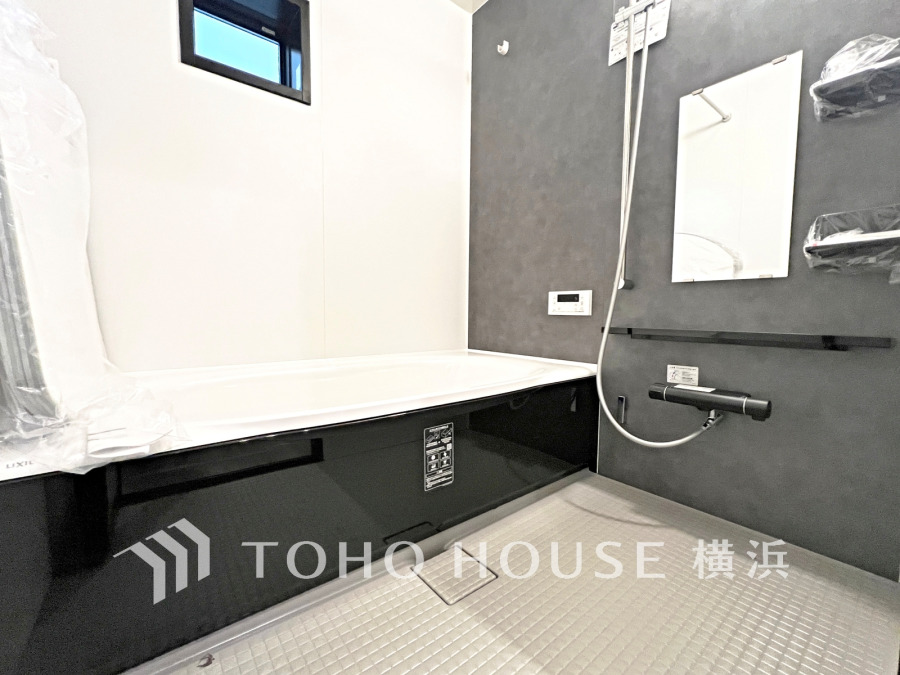 上質が感じられるカラーリングで、清潔な空間美を実現。一日の疲れが癒される優雅なバスタイムを堪能できるゆとりあるバスルームです。