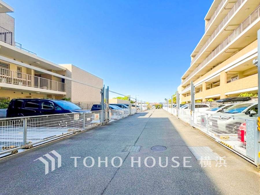 ゆとりをもった空間設計の駐車場。マイペースで落ち着いて車庫入れできそうです。空状況は都度確認させて頂きます。