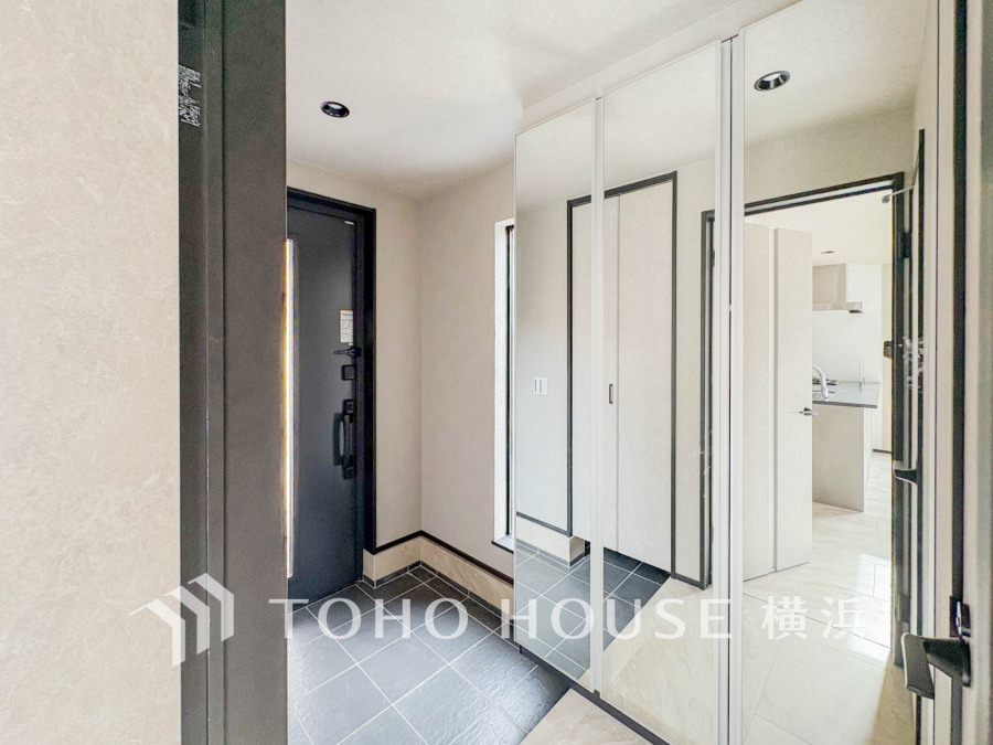 豊かなプライベートタイムへ誘うモダンテイストな玄関。デザインや素材が美しい調和を奏でている空間です。お客様をお迎えする玄関は落ち着いた雰囲気です。