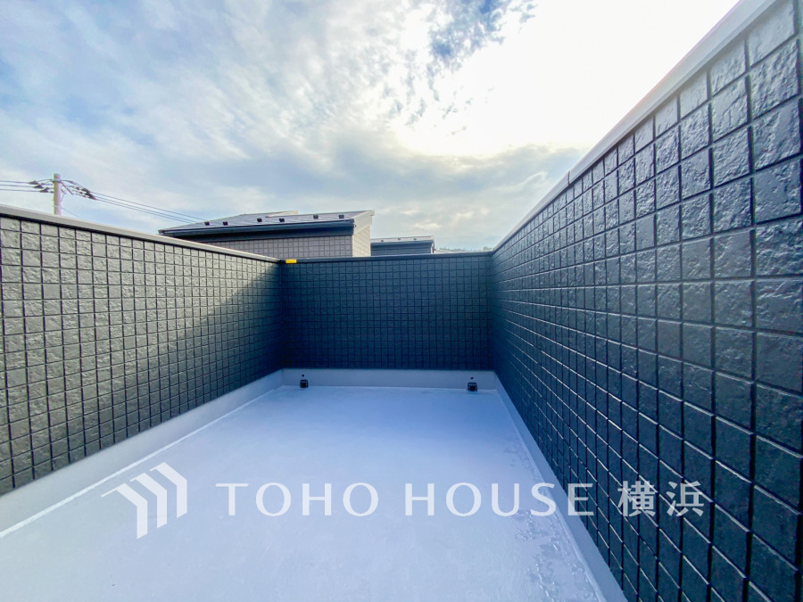 気持ちのいい空が見渡せる広いルーフバルコニー。爽やかな風を感じて、心躍る素敵な暮らしがはじまります。