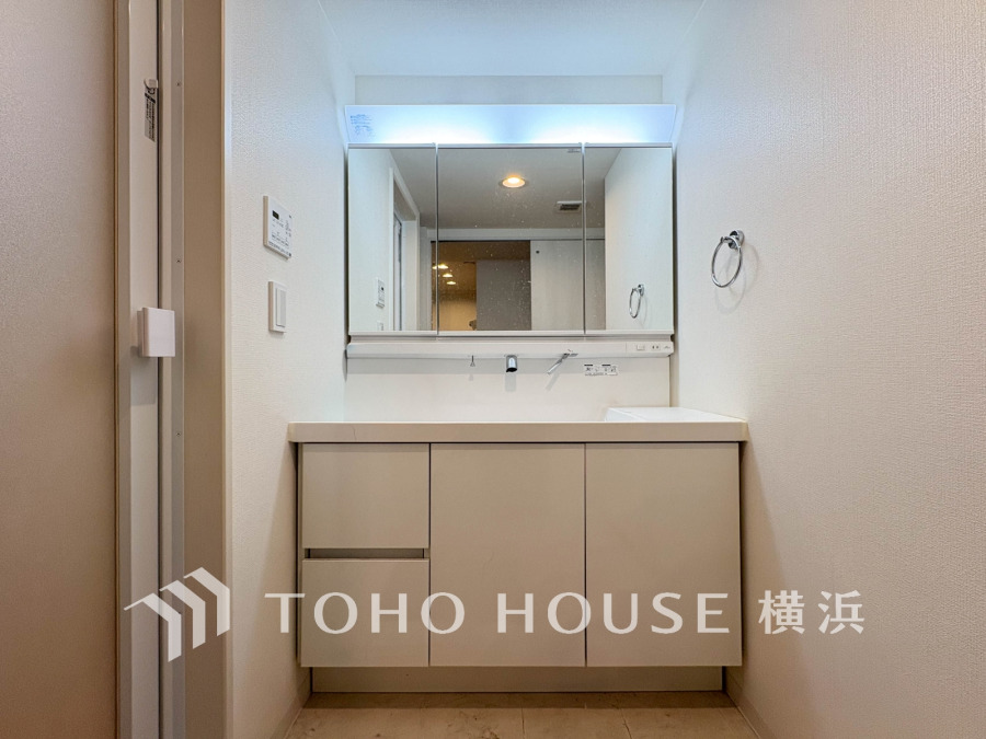 十分な大きさの洗面台は、身だしなみチェックや歯磨きなど、朝の慌ただしい時間でも余裕とゆとりを感じて頂けます。