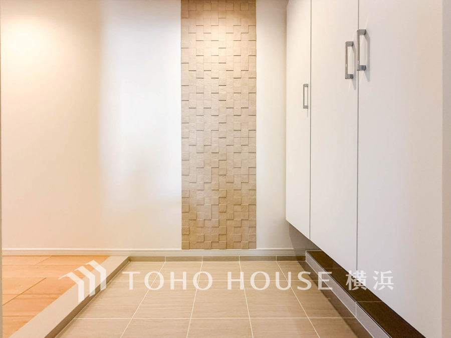 お客様をお迎えする玄関は落ち着いた雰囲気。帰り着くたびに洗練されたテイストの空間に迎えられ誇りと喜びを感じる玄関まわりです。