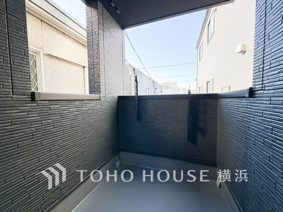 プライベート感のあるバルコニー。洗濯物やガーデニングに使える快適空間です。