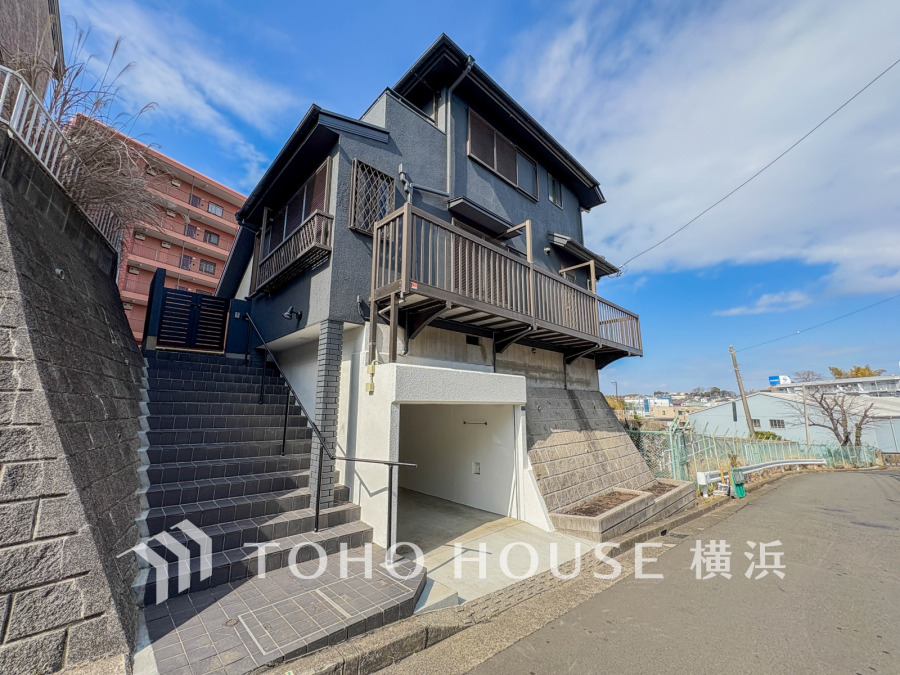 前面道路から1段上がった開放感のある立地。掘り込み式のカースペース1台分有ります。
